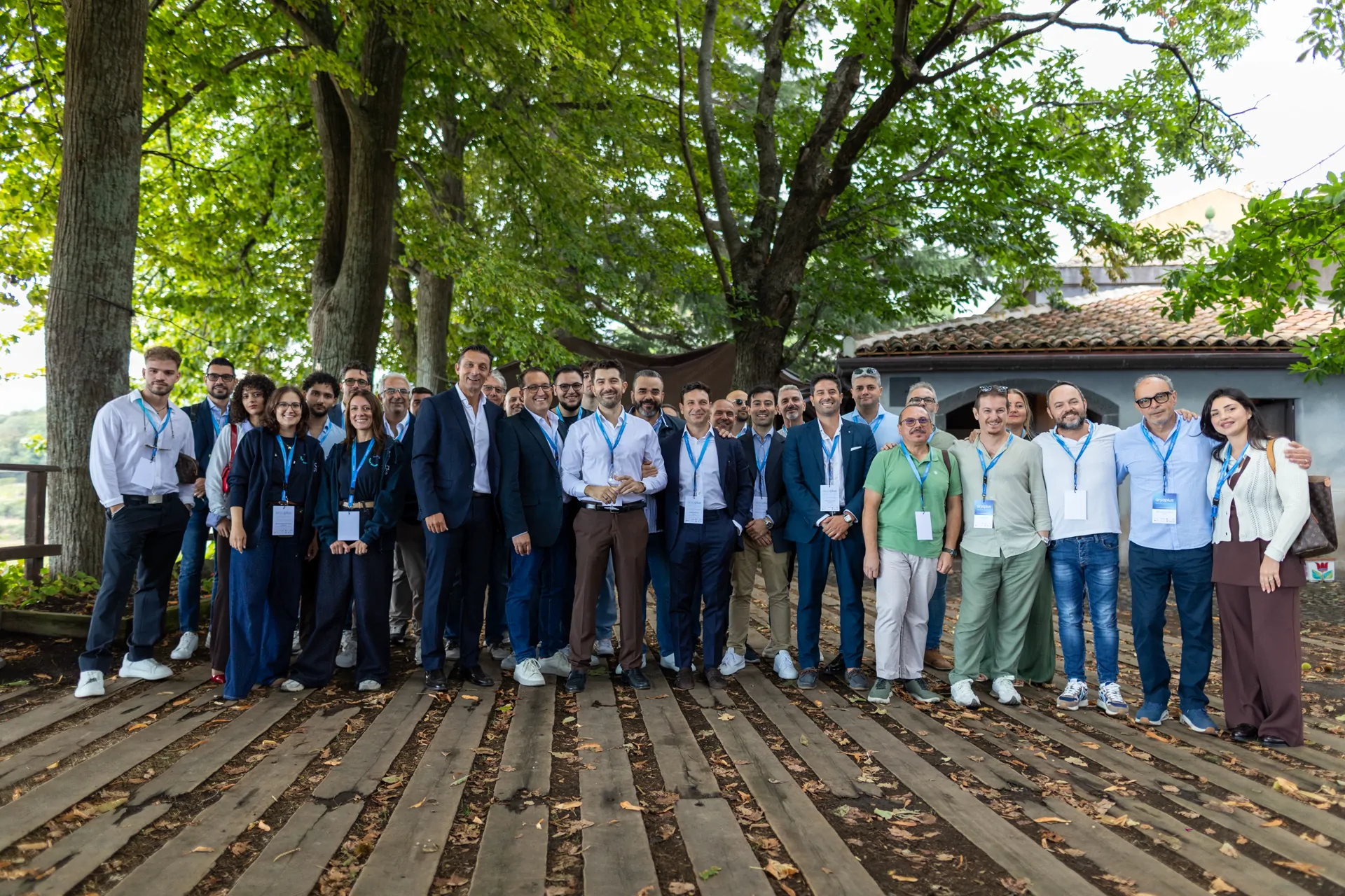 Team Aryaplus riunito durante un evento aziendale